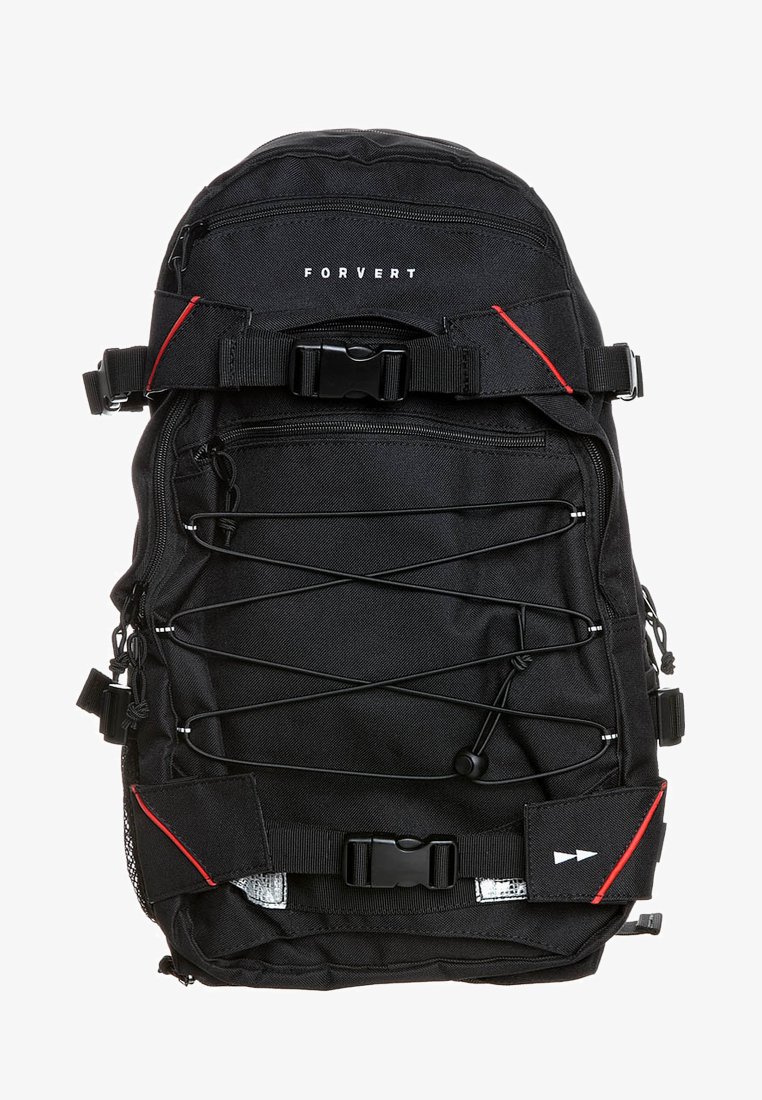 Musta reppu, joka on valmistettu kestävästä kankaasta ja jossa on bungee-narujärjestelmä, useita vetoketjuja, etusolki ja punaisia yksityiskohtia.