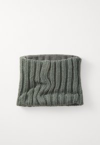 Grüner gestrickter Halswärmer mit gerippter Textur und weichem grauem Futter. Das Design ist zylindrisch und sorgt für Wärme und Komfort.