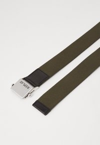 Cintura intrecciata verde oliva con una finitura testurizzata, caratterizzata da una fibbia in metallo argento e dettagli in pelle nera. Design semplice e funzionale.
