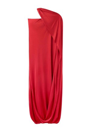 Tela larga roja colgada verticalmente con pliegues recogidos en la parte inferior y un pliegue torcido cerca de la parte superior sobre un fondo blanco.