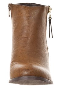 Stivaletto in pelle marrone con punta arrotondata, zip laterale e finitura testurizzata. Suola piatta e dettagli di cucitura discreti.