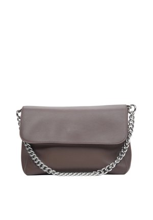 Geantă clutch dreptunghiulară din piele taupe cu închidere cu clapetă și curea groasă cu lanț argintiu pe fundal alb.
