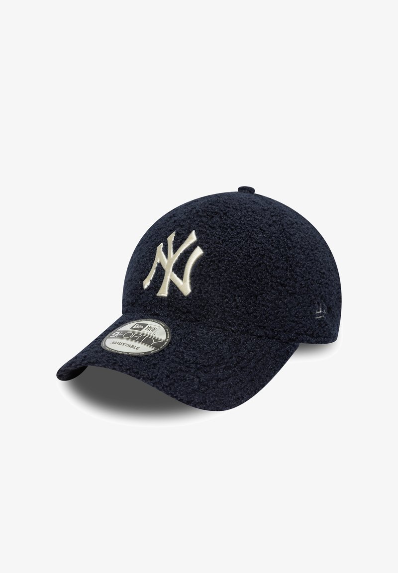 Marineblå fleece baseballcaps med hvit New York Yankees-logo og justerbar 9FORTY klistremerke på den buede skjermen.