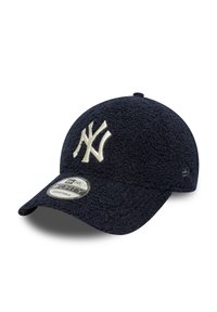 Casquette de baseball en polaire bleu marine, ornée d'un logo blanc brodé, avec une visière plate et une taille ajustable, ainsi qu'une étiquette ronde sur le devant.