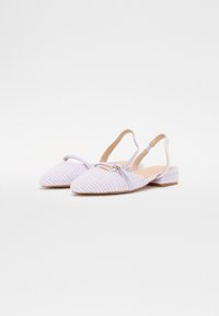 Levanduľové slingback topánky s tkanou textúrou, špicatou špičkou a malými blokovými podpätkami. Obsahujú strieborné kovanie a jemný prúžkovaný vzor.