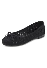 Schwarzer Schuh mit flacher Sohle, mit durchbrochenem Blumenmuster, einer dekorativen Schleife an der Zehe und einer niedrigen, flachen Sohle. Das Material wirkt weich und flexibel.
