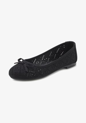 Schwarzer Schuh mit flacher Sohle, mit durchbrochenem Blumenmuster, einer dekorativen Schleife an der Zehe und einer niedrigen, flachen Sohle. Das Material wirkt weich und flexibel.