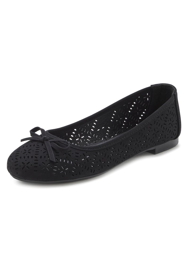 Schwarzer Schuh mit flacher Sohle, mit durchbrochenem Blumenmuster, einer dekorativen Schleife an der Zehe und einer niedrigen, flachen Sohle. Das Material wirkt weich und flexibel.