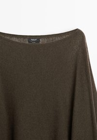 Maglione verde oliva scuro realizzato in tessuto morbido, con un ampio scollo e una vestibilità rilassata. Etichetta visibile all'interno del colletto.