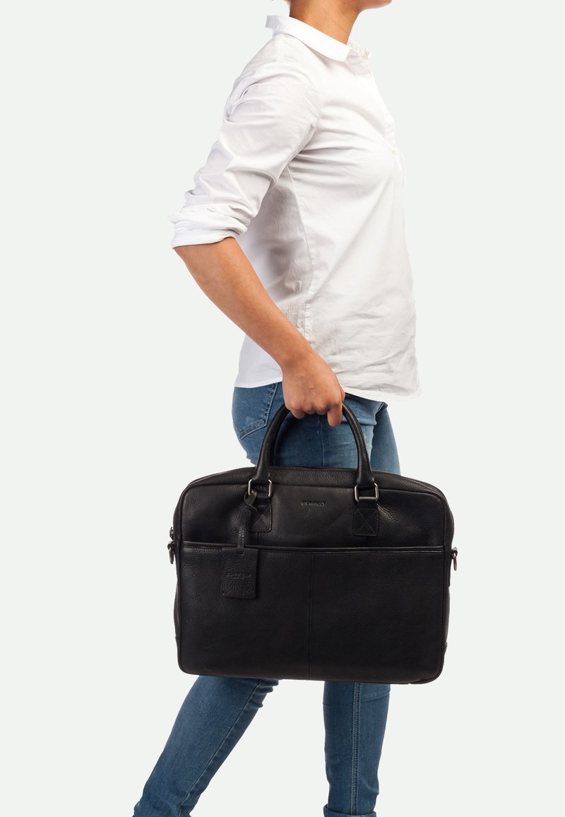 Schwarze Leder-Laptoptasche mit zwei oberen Griffen, glatter Textur, Fronttasche und Gepäckanhänger. Sie hat eine rechteckige Form und dezente Markenkennzeichnung.