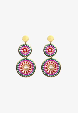 Pendientes de tono dorado con dos niveles circulares adornados con cuentas de colores en rojo, rosa, verde y blanco, con un detalle de perla en el centro.