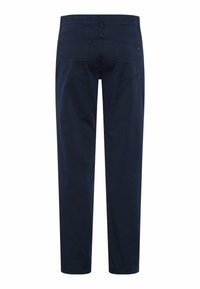 Marineblaue Hose mit geradem Schnitt aus Baumwolle. Verfügt über zwei Gesäßtaschen und sichtbare Nähte. Sauberes und einfaches Design.