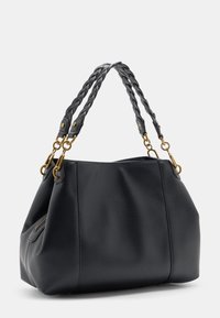 Sac à main en cuir noir avec des poignées tressées et des accessoires en métal doré. Texture douce avec une forme structurée et une poche zippée sur le côté.