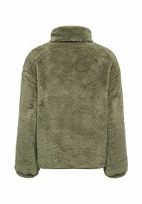 Olijfgroene, zachte fleecejas met lange mouwen en een opstaande kraag, gezien van achteren op een witte achtergrond.