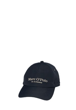 Donkerblauwe honkbalpet met gebogen klep, met witte tekst "Marc O’Polo EST. IN STOCKHOLM" aan de voorkant.