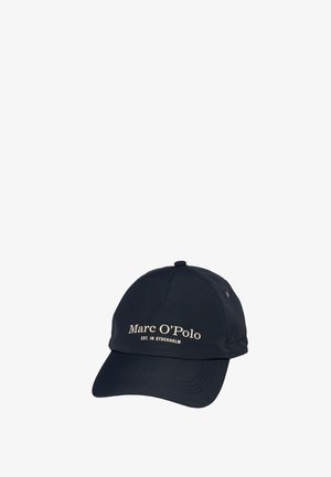Granatowa czapka bejsbolowa z zakrzywionym daszkiem, z białym napisem „Marc O’Polo EST. IN STOCKHOLM” na przodzie.