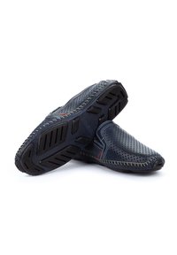 Marineblå slip-on sko i læder med perforeret design og kontrasterende syninger. Gummisål med tekstureret greb og forstærket tå.