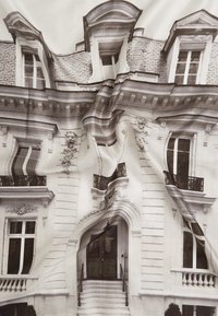 Textília s podrobnou čierno-bielou potlačou klasickej európskej budovy s bohatými architektonickými prvkami a textúrovaným vzhľadom.