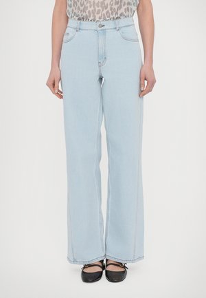 Lichtblauwe denim wijduitlopende jeans met een hoge taille, contrasterende stiksels en een sluiting met een knoop aan de voorkant. Gladde textuur en volledige lengte.