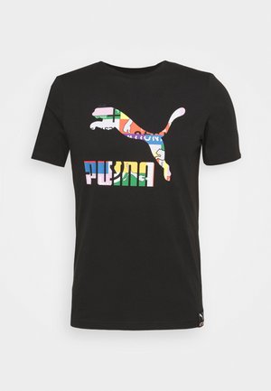 Schwarzes T-Shirt mit kurzen Ärmeln und farbenfrohem Puma-Logo, das ein Kartendesign über dem Markennamen und dem springenden Katzen-Symbol auf der Brust zeigt.