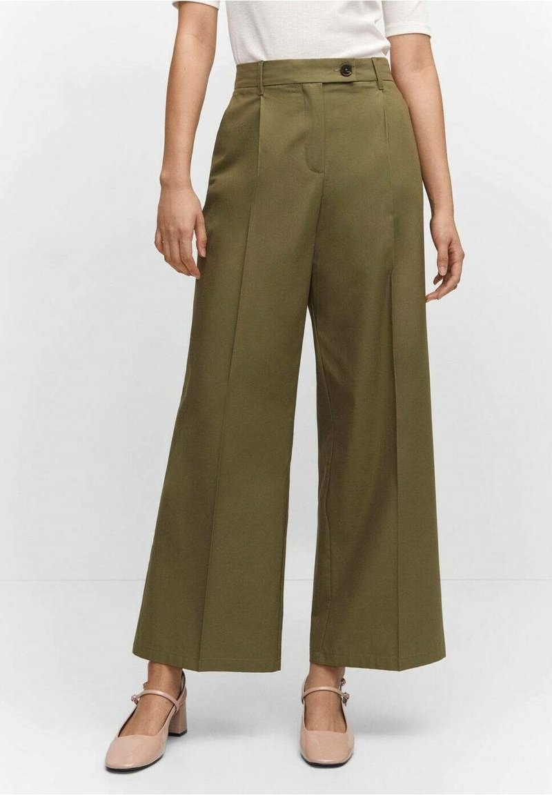 Pantalons larges taille haute vert olive avec un pli avant, fermeture à un bouton et texture de tissu lisse.