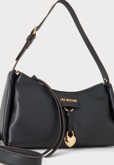 Черна чанта за рамо Love Moschino с дълга регулируема презрамка, златист талисман във формата на сърце и златист обков.