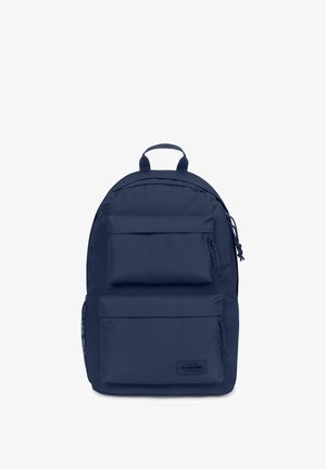 Navyblå rygsæk med to forlommer med lynlås, et topbærerhåndtag og en sidelomme i mesh, med et Eastpak-logo på den nederste lomme.