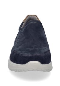 Marineblaue Wildleder-Slipper mit einer strukturierten Oberseite, glattem Zehenbereich und einer weißen Gummisohle. Verfügt über einen gepolsterten Kragen für Komfort und Atmungsaktivität.