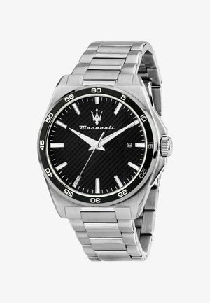Montre Maserati avec un cadran en fibre de carbone noir, un boîtier et un bracelet en acier inoxydable argenté, des index horaires blancs et un affichage de la date à 3 heures.