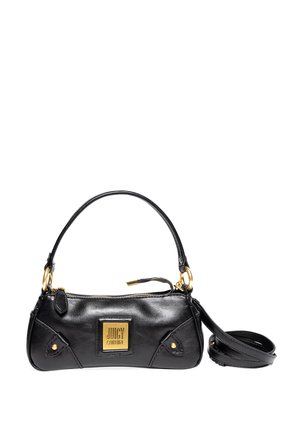 Borsa a tracolla nera in pelle con accessori dorati, caratterizzata da una patch con logo rettangolare, chiusura a cerniera e tracolla removibile.