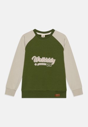 Sweatshirt à manches longues vert et beige avec le texte "Walkiddy 05" et un graphique d'étoile sur le devant, des poignets côtelés, et une étiquette en cuir de marque sur l'ourlet.