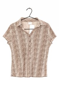 Kortærmet bluse i et brunt slangeprint, med spids krave og fem knapper foran, lavet af letvægtsmateriale.