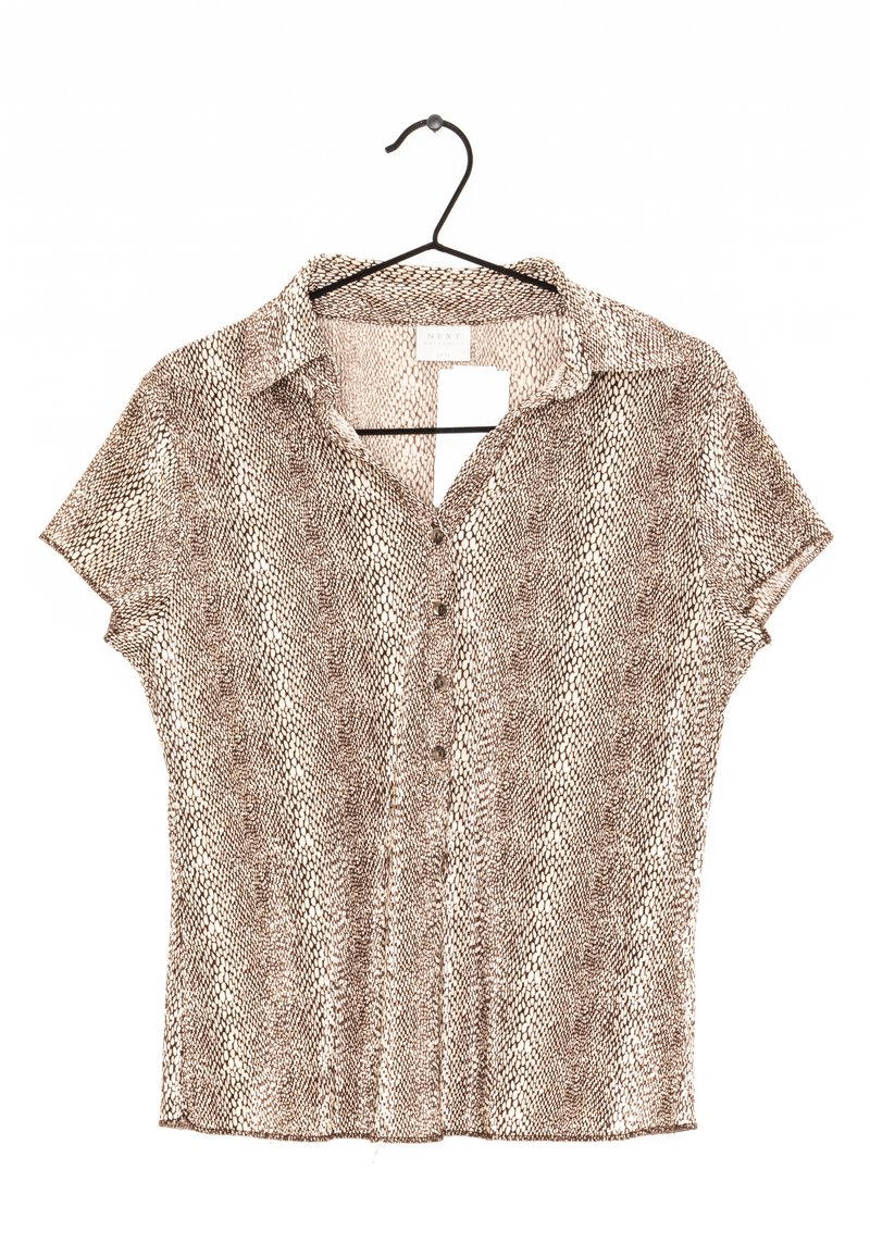 Kortærmet bluse i et brunt slangeprint, med spids krave og fem knapper foran, lavet af letvægtsmateriale.
