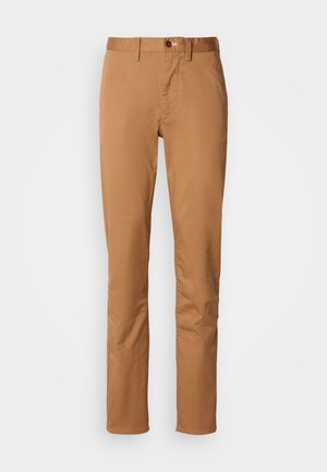 Slim-fit kaki broeken met knoop- en ritssluiting, ceintuurlussen en zijzakken op een witte achtergrond.