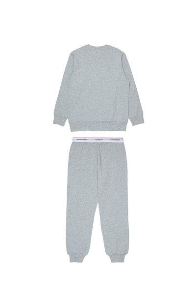 Sweatshirt gris à manches longues et col rond, associé à un pantalon de jogging gris assorti avec une taille élastique et un accent logo.