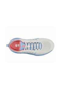 Schnürsport Schuh mit einem weißen Mesh-Obermaterial, hellblauen Akzenten und einer pinken Einlegesohle. Verfügt über eine strukturierte Sohle und Logo-Details.