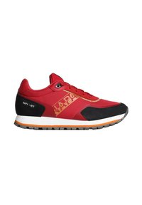 Sneaker rossa con accenti neri, caratterizzata da una parte superiore in tessuto, suola in gomma, logo dorato e dettagli arancioni sulla suola intermedia.