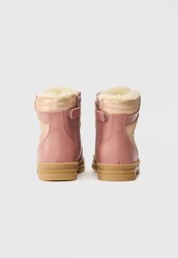 Ζευγάρι ροζ χειμωνιάτικα μποτάκια με μπεζ επένδυση φλις, υφασμάτινες επιφάνειες και ελαστικές σόλες, εμφανιζόμενα από πίσω σε άσπρο φόντο.