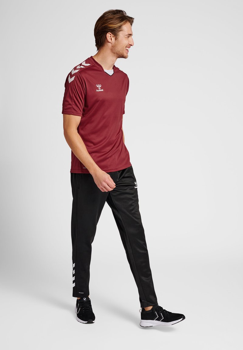Herren Shirts | Hummel HMLCORE XK POLY S/S T-Shirt print maroon/dunkelrot - HA25821 Herren Shirts | Hummel HMLCORE XK POLY S/S T-Shirt print maroon/dunkelrot - HA25821