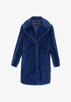 Kék puha műszőrme kabát széles hajtókákkal, hosszú ujjak, elülső zsebek és egy kis fekete címke a gallér belsejében.