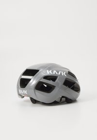 Casque de vélo KASK, gris mat, doté de grandes fentes de ventilation, d'une forme aérodynamique et d'un branding discret sur les côtés. Design léger.