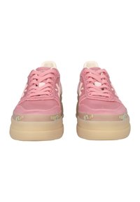 Rosa Sneaker mit einem Obermaterial aus Mesh und Wildleder, ausgestattet mit einer klobigen beigen Sohle, runden Schnürsenkeln und einem Logo-Detail an der Seite und Ferse.