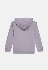 Hanorac lila deschis cu glugă cu șnur, mâneci lungi, manșete și tiv striate, textură netedă și un design simplu pe spate.