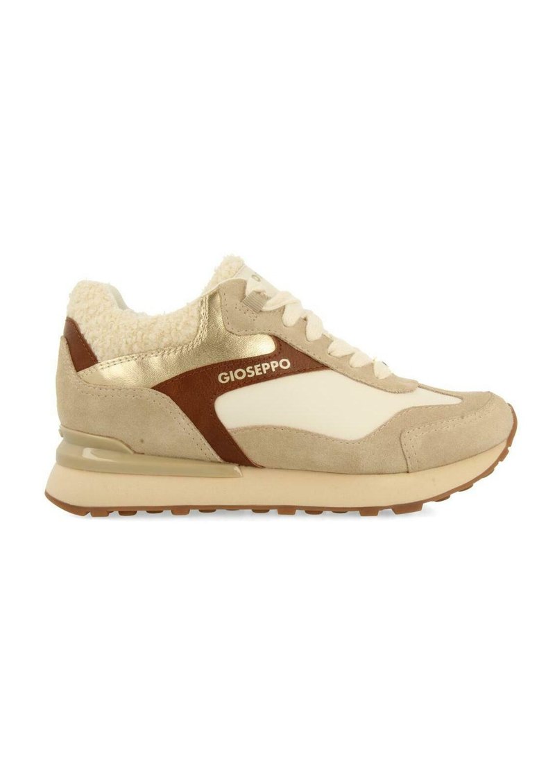 Baskets beiges avec des accents en daim et en or, dotées d'un col en fourrure, d'un panneau blanc et d'une semelle en caoutchouc. Logo de la marque visible sur le côté.