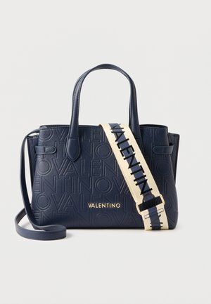 Borsa Valentino blu navy con motivo del logo in rilievo, targhetta logo in tono oro, due manici, tracolla lunga staccabile e ampia tracolla in tessuto color crema.