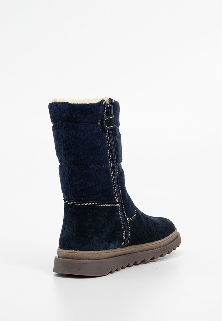 Marineblaue Wildlederstiefel mitstrukturierter Oberfläche, gefüttert mit Kunstfell, seitlichem Reißverschluss und einer robusten, braunen Gummisohle.