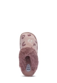 Pantofole di peluche rosa con motivi a cuore e una soffice fascia, etichettate con soletta a memoria, viste dall'alto.