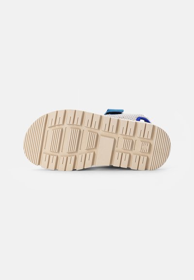 Sandal com sola de borracha texturizada, parte superior em malha com detalhes em azul e alça ajustável para um ajuste seguro.