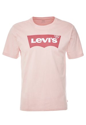 Helles rosa T-Shirt mit kurzen Ärmeln aus Baumwolle, das ein rotes Levi's-Logo zeigt, das zentral auf der Brust innerhalb eines geschwungenen Designelements platziert ist.