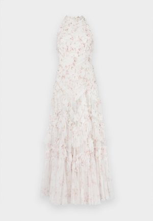 Biała sukienka z wysokim dekoltem, warstwowymi falbanami i delikatnym różowym wzorem kwiatowym. Wykonana z lekkiego materiału o fakturowanej powierzchni.